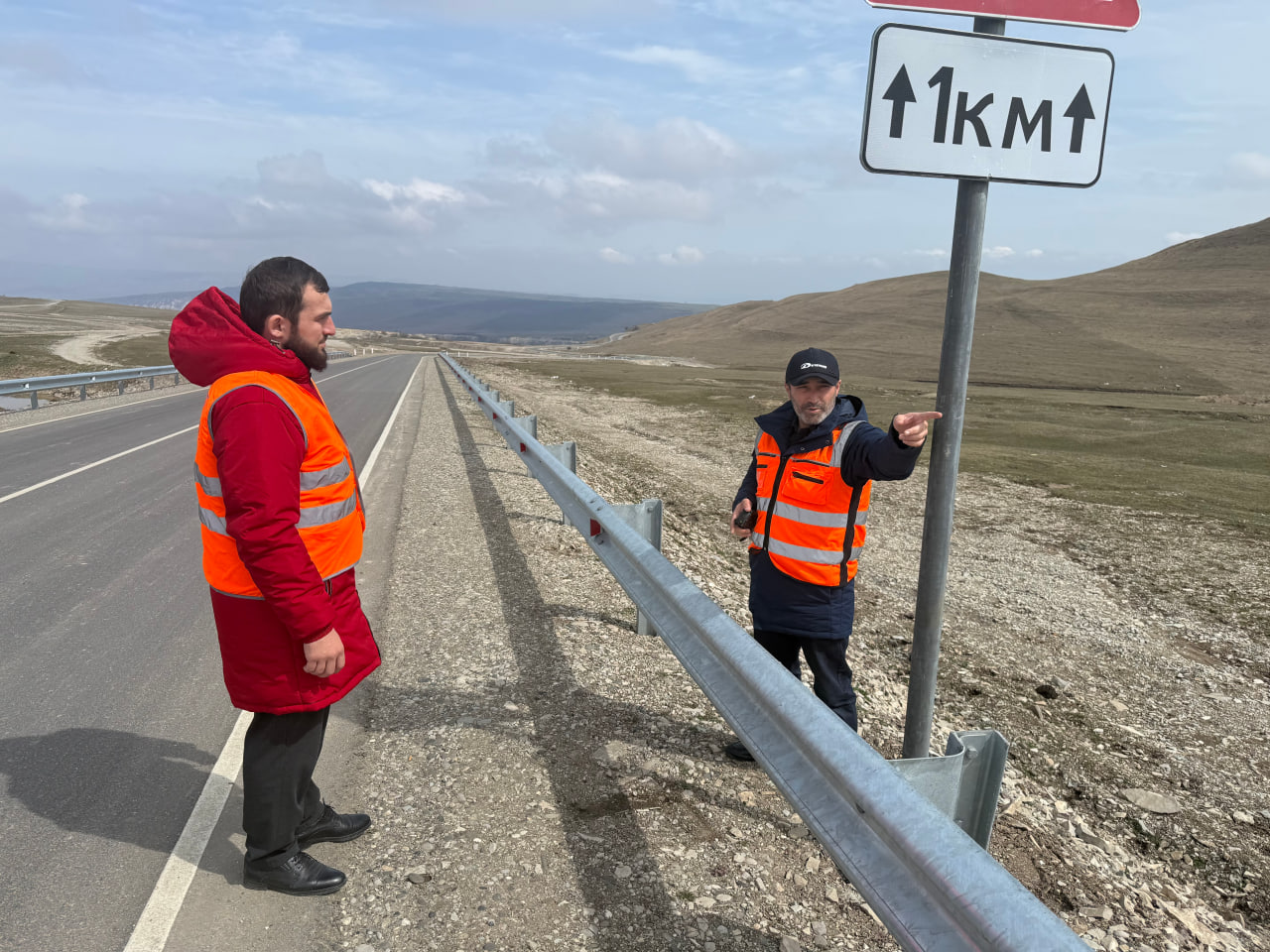Дорожники и общественники проверили ход капремонта дороги на смотровую к Сулакскому каньону